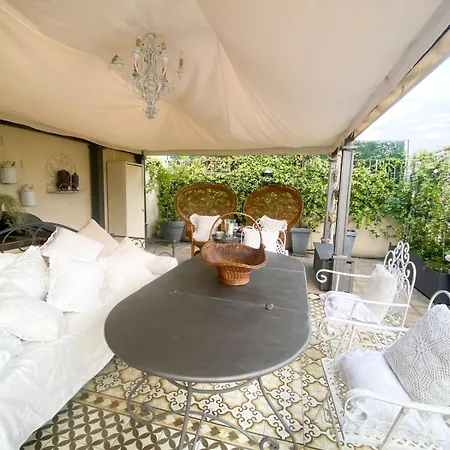 Cozy With Balcony Metro Minutes Away Apartament