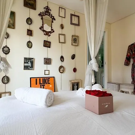 Cozy With Balcony Metro Minutes Away *