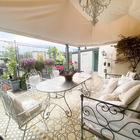 Cozy With Balcony Metro Minutes Away Apartament *