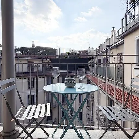 Apartament Cozy With Balcony Metro Minutes Away Mediolan