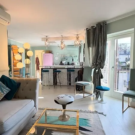 Cozy With Balcony Metro Minutes Away *