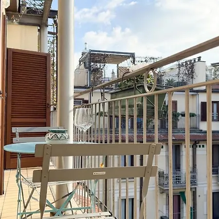 Cozy With Balcony Metro Minutes Away * Mediolan